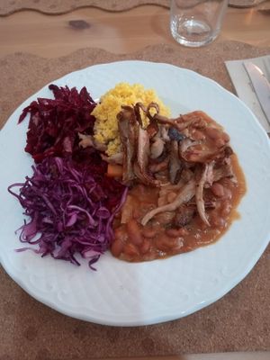 Beans, mushroom, millet, cabage and beetroot at Gomásio in Guimaraes