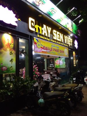 Entrance and parking in front at Sen Viet  in Vinh Yen