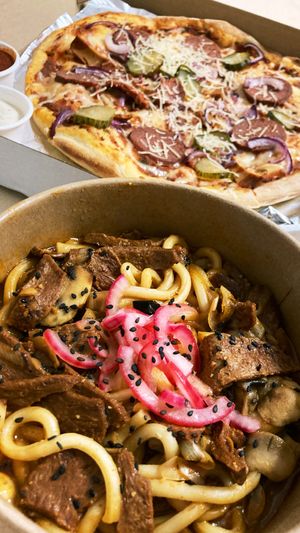 pizza wiejska & koreańskie bulgogi at no bones in Krakow