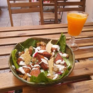 Summer bowl with tempeh at no bones in Krakow