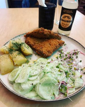 Vegane Schnitzel mit Gurkensalat und Dill-Kartoffeln nach polnischer Art.  at no bones in Krakow