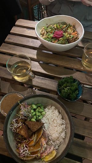 Tempeh bowl, Korean buldogi and tea  at no bones in Krakow