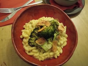 mac and cheese z pieczonymi brokułami at no bones in Krakow