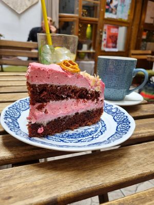 Raspberry-Rose spongecake at no bones in Krakow