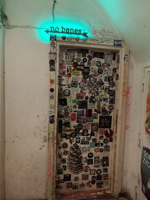 You walk in to a korridor and just follow it at no bones in Krakow