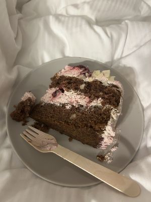 Layer cake aux Fruits rouges 🫐🍓  at no bones in Krakow