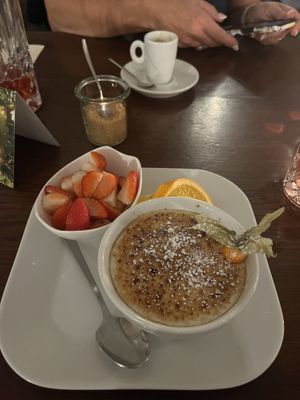 Veganes Creme Brûlée und Erdbeeren 🍓   at Kartoffelhaus in Freiburg