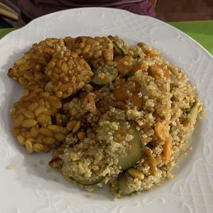 Salteado de quinoa con verduras y tempeh at La Marmita Verde in Ponferrada