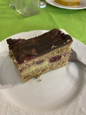 Tarta de chocolate, frambuesa y crema pastelera vegana at La Marmita Verde in Ponferrada