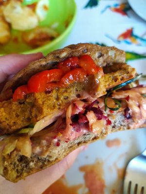 Hamburguesa de seitán at La Marmita Verde in Ponferrada