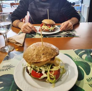 Dos de las diferentes hamburguesas at La Marmita Verde in Ponferrada