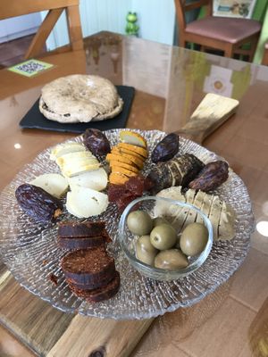 Tabla de quesos veganos y caseros, hechos con frutos secos y semillas  at La Marmita Verde in Ponferrada