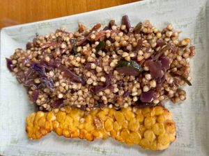 Trigo sarraceno con verduritas y tempeh at La Marmita Verde in Ponferrada