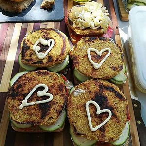 Las hamburguesas de soja y avena son muy buenas con su veganesa y resto de salsas caseras at La Marmita Verde in Ponferrada