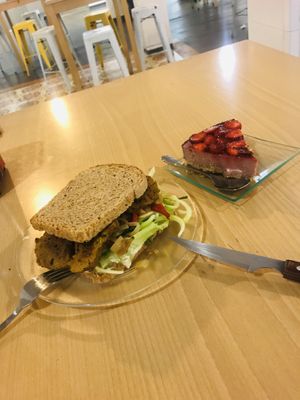 Seitan burger and strawberry cake at La Marmita Verde in Ponferrada