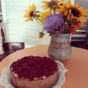 Tarta fresa y crema de anacardo. Delicius at La Marmita Verde in Ponferrada
