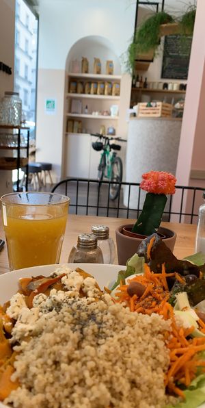 Sweet potato and quinoa bowl at Soeurs in Paris