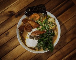 Ramen a'la żur z wegańską białą kiełbasą i domowym makaronem pszennym. Ramen a'la zur (traditional polish soup based on femented rye flour with vegan white sousage. at Tajfun in Wroclaw