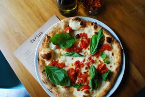 Vegan cheesse pizza at Farina - Roma in Mexico City