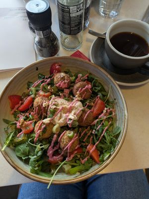 Medium Americano and falafel salad bowl at Cupp in Utrecht