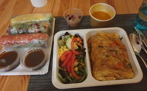 Sommerrollen und Omurice at Bento San in Bielefeld