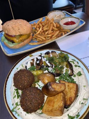 Hummus Vorseise und mini burger für Kinder  at Kuli Alma in Frankfurt
