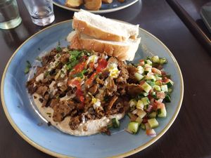 Schawarma Teller mit Hummus, Salat und Brot at Kuli Alma in Frankfurt
