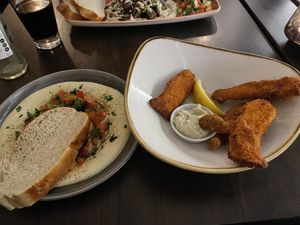 Lebaneh and Austernpilze gebacken, behind them the Schawarma  at Kuli Alma in Frankfurt