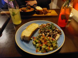 Hausgemachtes Schawarma (Seitan) und scharfe Chraime mit Hausgemachter Limo at Kuli Alma in Frankfurt