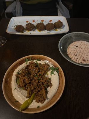 Vorspeise: falafel und Humus mit veganem Hackfleisch und Brot.   at Kuli Alma in Frankfurt
