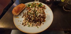 Hausgemachtes Shawarma auf Hummus und israelischem Salat at Kuli Alma in Frankfurt