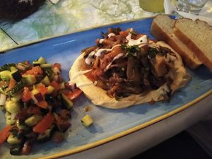 Shawarma auf Hummus at Kuli Alma in Frankfurt