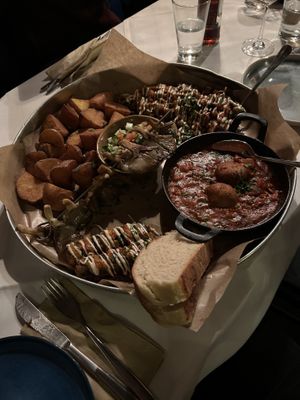 We came back a year later and the main dish platter was still so amazing 😍 #Veganuary at Kuli Alma in Frankfurt