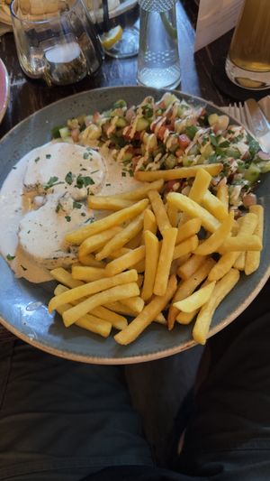 Roastbeef (Seiten) mit Israelischem Salat und Pommes (Saison Karte)   at Kuli Alma in Frankfurt