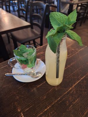 Ingwertee mit Nana-Minze & hausgemachte Limonade at Kuli Alma in Frankfurt