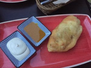 Samosa mit Hummus und Kichererbsen gefüllt.  at Kuli Alma in Frankfurt