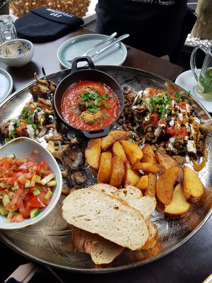 Hauptspeisenplatte at Kuli Alma in Frankfurt