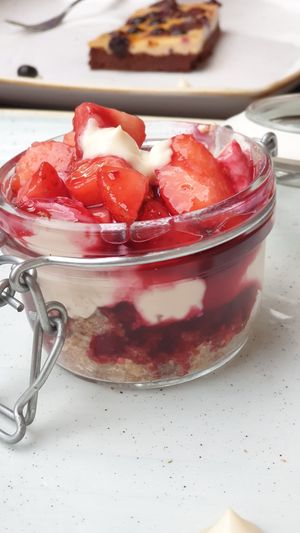 Erdbeercrumble Nachtisch 😍 at Kuli Alma in Frankfurt