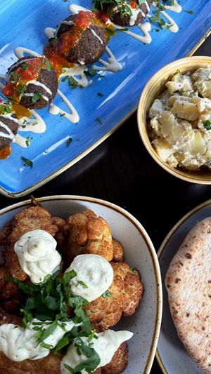 Falafel, Blumenkohl, Kartoffelsalat, Brot at Kuli Alma in Frankfurt
