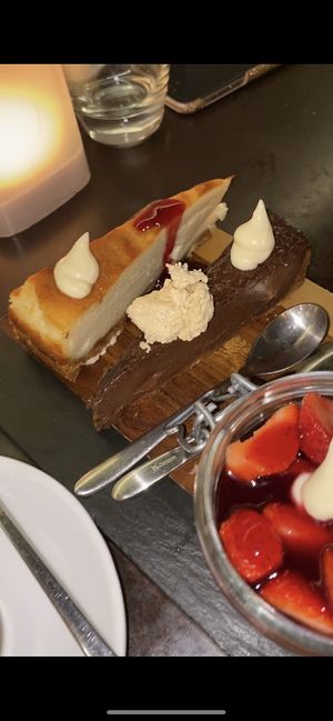 Käse Kuchen und halva schoko Torte  at Kuli Alma in Frankfurt