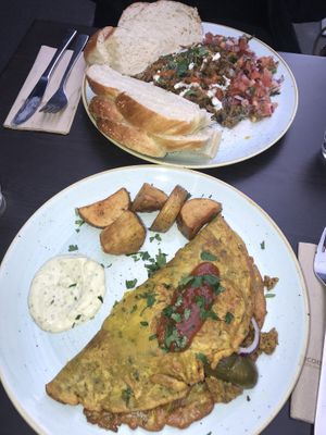 Shawarma und ‚omlett' at Kuli Alma in Frankfurt