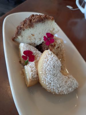 Coffee cake and a donut 😍 at NoW Sushi in San Diego