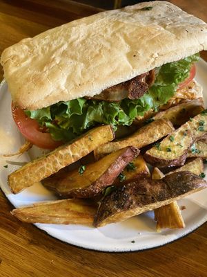 Sándwich Bacco con batatas fritas   at Shipibo Bistro Amazonico in Ramos Mejia