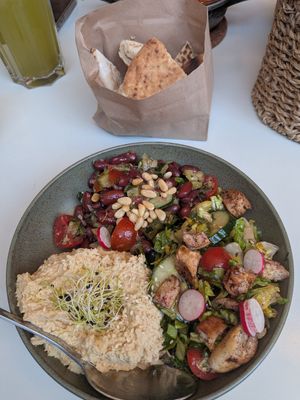 Hummus. Fattoush. Bohnensalat. at Tzatzi in Strasbourg