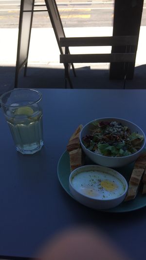 Œuf rôti, salade et thé glacé at Coffee Stub in Strasbourg