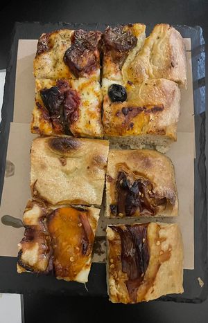 Focaccia mit Aubergine und Mozzarella (oben, vegetarisch) und mit Paprika (unten, vegan)  at Pizzadillo in Gran Canaria