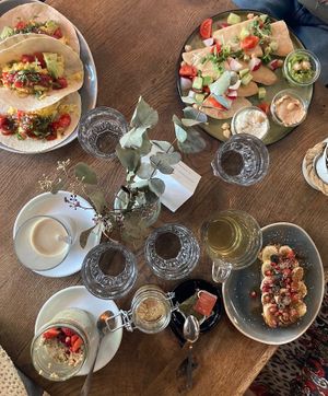 tacos (veggie); hummus with pita bread and vegetables (vegan); peanut butter bread (veggie); overnight oats (vegan)  at tiktak in Linz