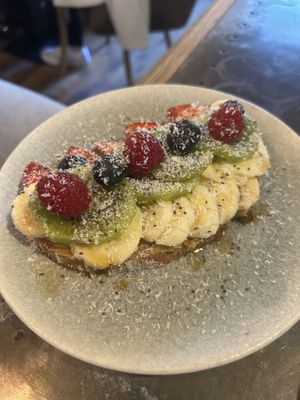 Zeit für a Erdnussbutterbrot  6,90€ - getoastetes Brot mit Erdnussbutter, Bananen, Beeren, Chia  at tiktak in Linz