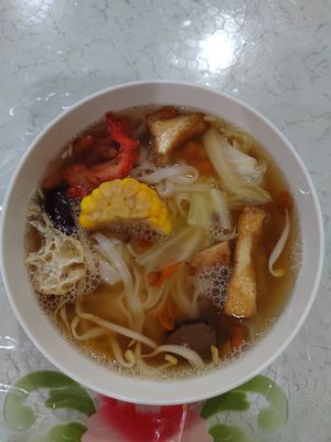 Hor Fun in herbal soup. (Their clear soup 清汤 is herbal soup) Lots of ingredients and good portion. Very yummy 😋 at Soon Xin Vegetarian in Ipoh