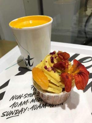 Turmeric latte & turmeric apricot cupcake at Maisie Café - Galeries Lafayette in Paris